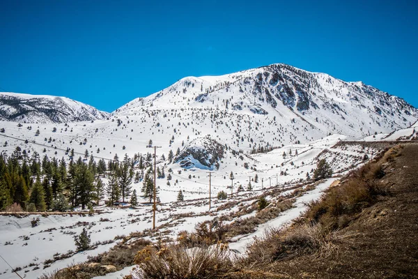 Sierra Nevada kışın karlı dağlarıyla — Stok fotoğraf