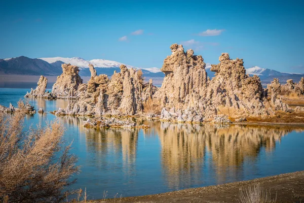 Increíbles columnas de piedra caliza en el lago Mono en el condado de Mono — Foto de Stock