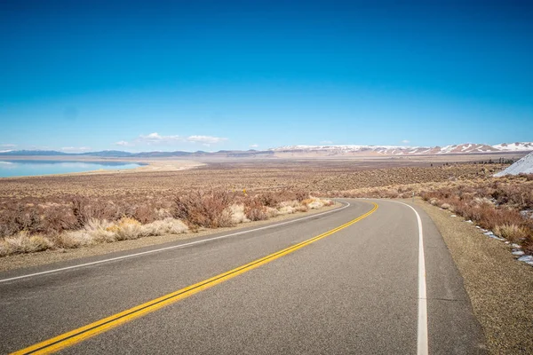 Estrada panorâmica pelas montanhas de Sierra Nevada — Fotografia de Stock