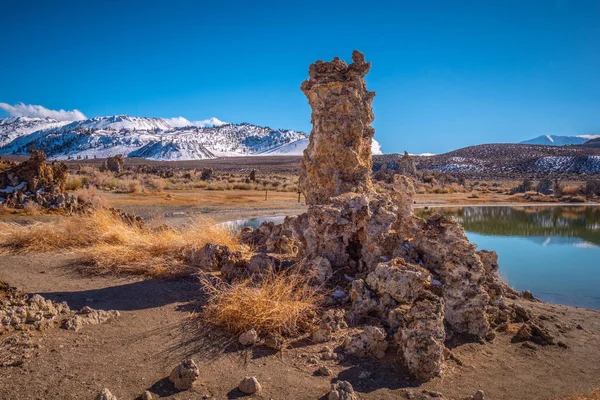 Tufa wieże kolumny wapienia nad jeziorem Mono — Zdjęcie stockowe