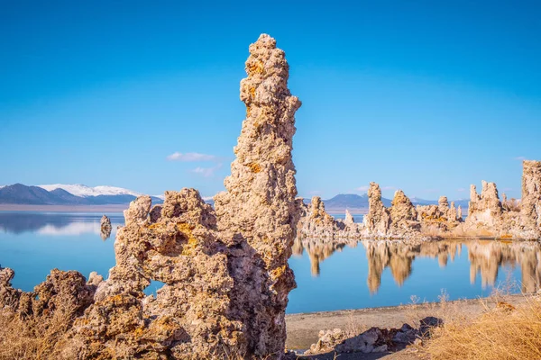 Jezioro Mono z niesamowitymi wieżami Tufa — Zdjęcie stockowe