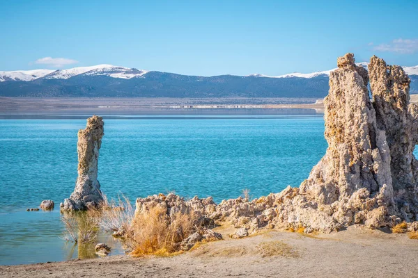 Torres de toba columnas de piedra caliza en el lago Mono — Foto de Stock
