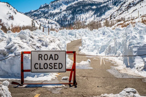 道路因大雪而关闭 — 图库照片