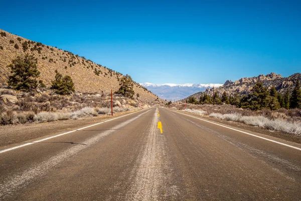 Сценическая дорога через горы Сьерра-Невада — стоковое фото