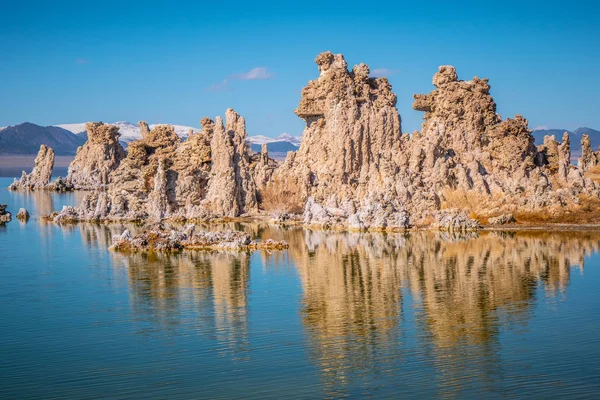 Monomeer met zijn verbazingwekkende Tufa torens — Stockfoto