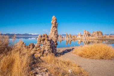 Mono Gölü üzerindeki hava manzarası - Mono County 'de tuzlu soda gölü