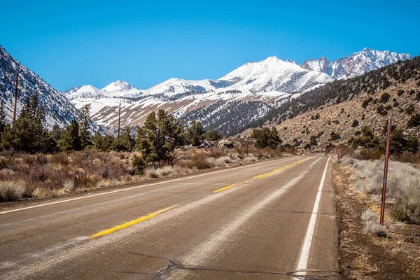 Malerische Straße durch die Berge der Sierra Nevada — Stockfoto