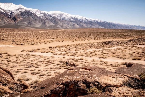 Petróglifos nativos americanos espetaculares em Chalfant Valley — Fotografia de Stock