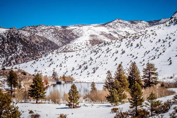 Hermoso estanque en las montañas cubiertas de nieve en Sierra Nevada — Foto de Stock