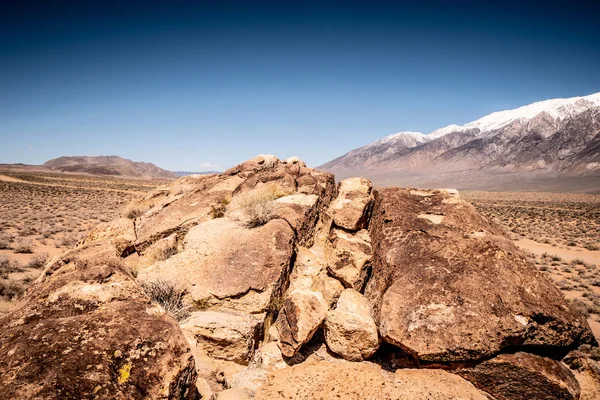 Chalfantní údolí se svými slavnými petroglyfy ve skalách — Stock fotografie