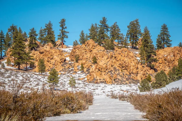 Sierra Nevada con montañas nevadas en un día de inviernos — Foto de Stock