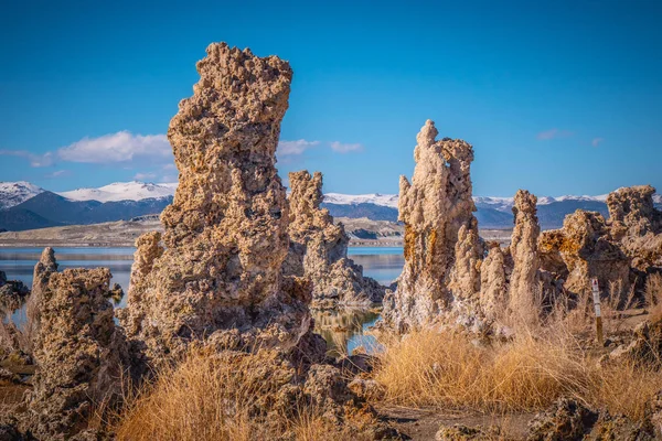 Torres de toba columnas de piedra caliza en el lago Mono — Foto de Stock