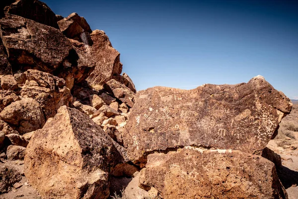 Petroglyfy v údolí Chalfant ve východním Sierra — Stock fotografie