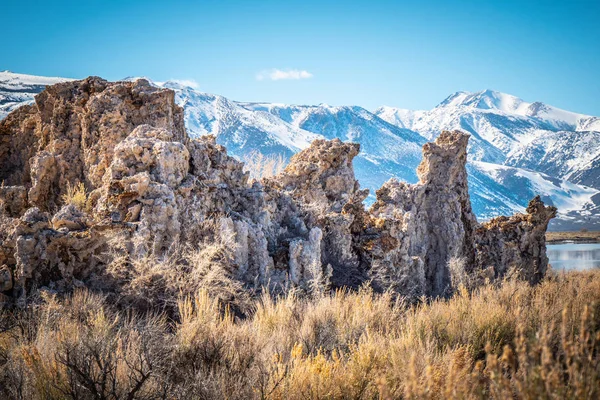 Torres de toba columnas de piedra caliza en el lago Mono — Foto de Stock