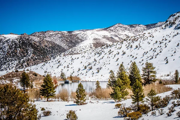 Hermoso estanque en las montañas cubiertas de nieve en Sierra Nevada — Foto de Stock