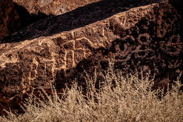 Starożytne petroglify w dolinie Chalfant we wschodniej Sierra — Zdjęcie stockowe