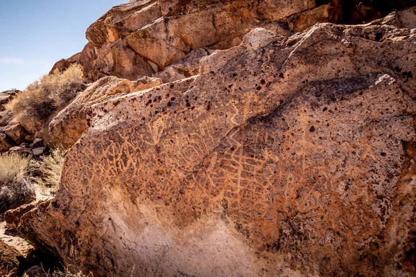Anciennes pétroglyphes à Chalfant Valley dans l'est de la Sierra — Photo