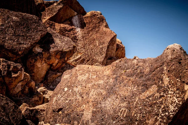 Anciennes pétroglyphes à Chalfant Valley dans l'est de la Sierra — Photo