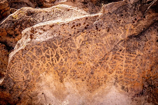 Pétroglyphes à Chalfant Valley dans l'est de la Sierra — Photo