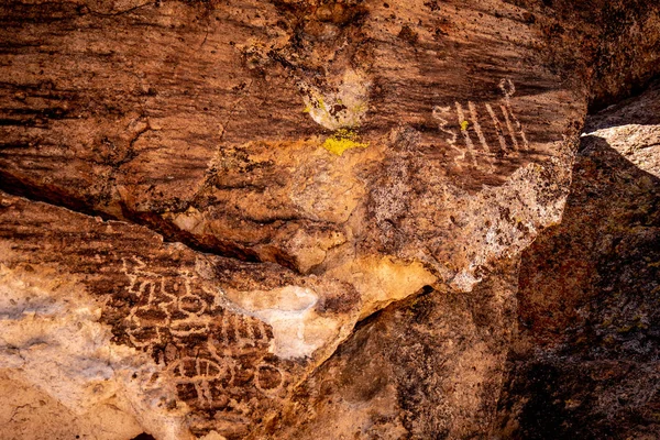 Anciennes pétroglyphes à Chalfant Valley dans l'est de la Sierra — Photo