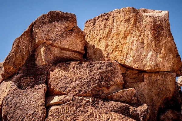 Dolina chalfant ze słynnymi petroglifów w skałach — Zdjęcie stockowe