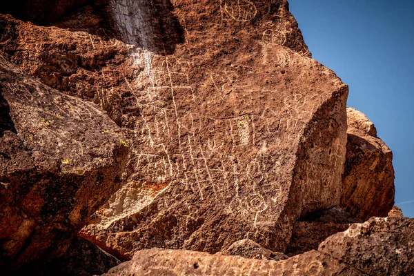 Anciennes pétroglyphes à Chalfant Valley dans l'est de la Sierra — Photo