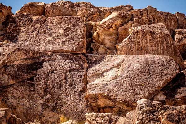 Petroglifos antigos em Chalfant Valley, na Serra Oriental — Fotografia de Stock