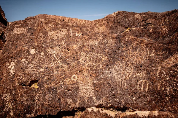 Anciennes pétroglyphes à Chalfant Valley dans l'est de la Sierra — Photo