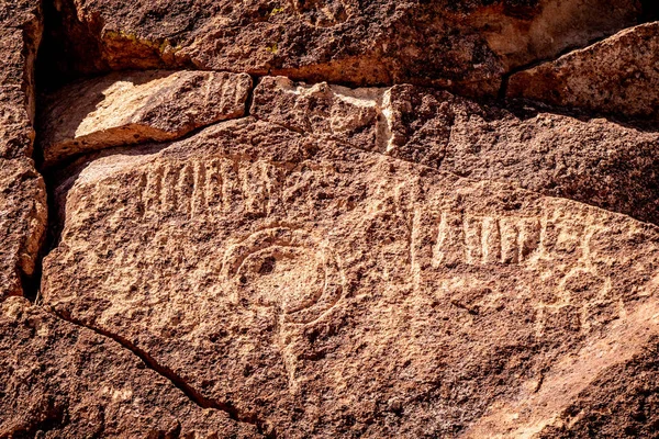 Anciennes pétroglyphes à Chalfant Valley dans l'est de la Sierra — Photo