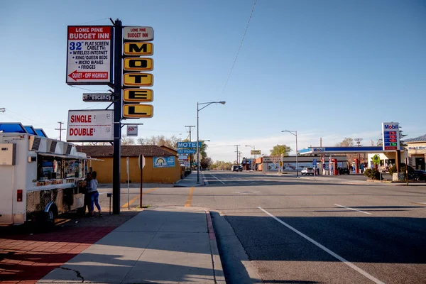 Motel en el histórico pueblo de Lone Pine - LONE PINE CA, Estados Unidos - 29 de MARZO de 2019 — Foto de Stock