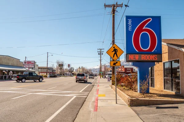 Motel 6 en la ciudad de Bishop California - BISHOP, Estados Unidos - 29 de MARZO de 2019 — Foto de Stock