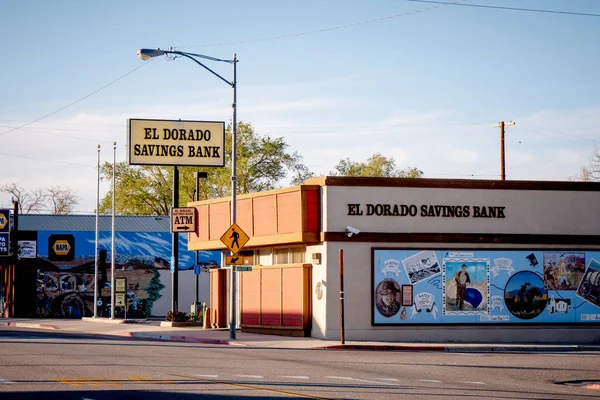 Caja de Ahorros El Dorado en el histórico pueblo de Lone Pine - LONE PINE CA, USA - 29 DE MARZO DE 2019 — Foto de Stock