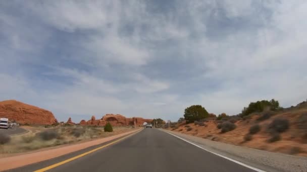 ユタ州のアーチーズ国立公園を通るハイパーラプスドライブ — ストック動画