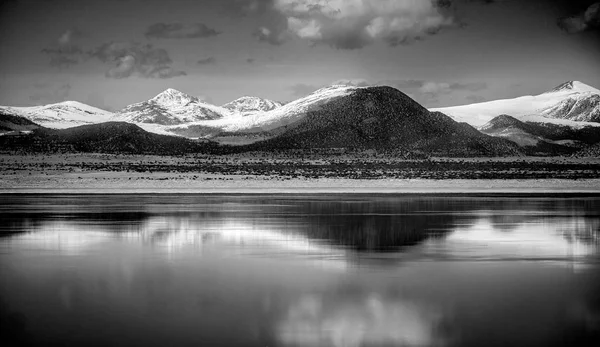 Doğu Sierra Nevada 'daki Mono Gölü