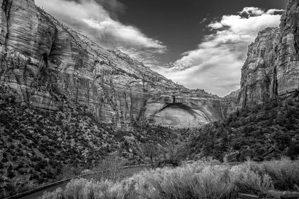 Bellissime montagne al Parco Nazionale di Zion nello Utah — Foto Stock