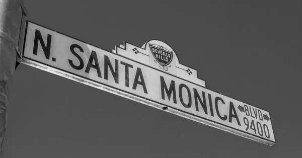 Street sign Santa Monica Boulevard en Beverly Hills - CALIFORNIA, Estados Unidos - 18 DE MARZO DE 2019 — Foto de Stock