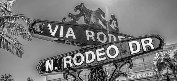 Cartel callejero de Via Rodeo en Rodeo Drive en Beverly Hills - CALIFORNIA, Estados Unidos - 18 de MARZO de 2019 — Foto de Stock