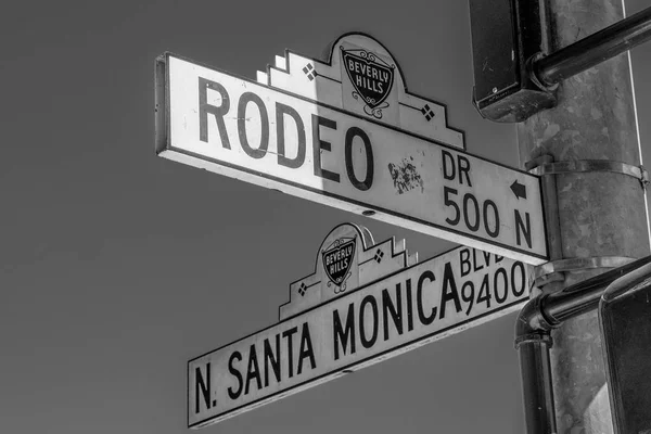 Street sign Santa Monica Blvd y Rodeo Drive en Beverly Hills - CALIFORNIA, Estados Unidos - 18 de MARZO de 2019 — Foto de Stock