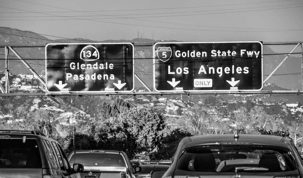 On the freeway in Los Angeles - CALIFORNIA, USA - MARCH 18, 2019 — Stock Photo, Image