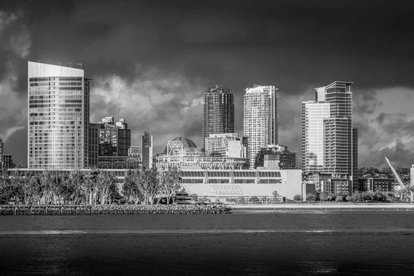 San Diego downtown wolkenkrabbers bij zonsondergang - CALIFORNIA, Verenigde Staten - 18 maart 2019 — Stockfoto