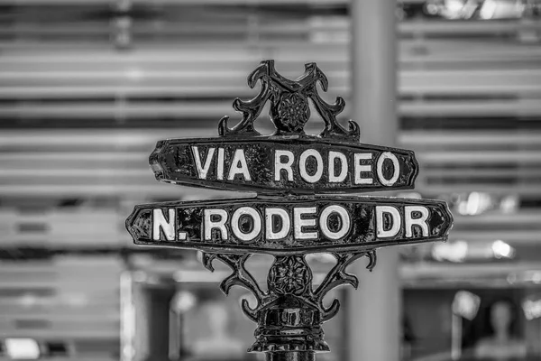 Cartel callejero de Via Rodeo en Rodeo Drive en Beverly Hills - CALIFORNIA, Estados Unidos - 18 de MARZO de 2019 — Foto de Stock
