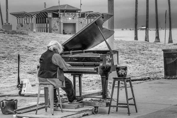 Pianonsoittaja Venice Beachin merenrannalla - CALIFORNIA, USA - maaliskuu 18, 2019 — kuvapankkivalokuva