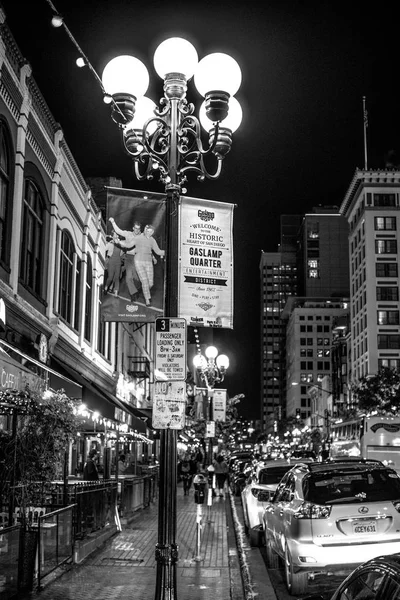 Исторический квартал Гасламп Сан-Диего ночью - Калифорния, США - 18 марта 2019 года — стоковое фото