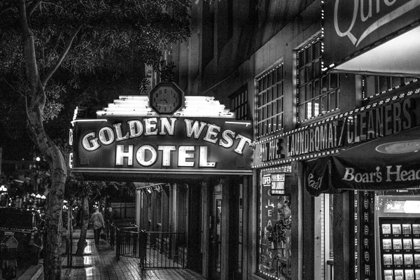 歴史あるガスランプ・クオーター・サンディエゴのゴールデン・ウェスト・ホテル・バイ・ナイト-カリフォルニア州,アメリカ- 2019年3月18日 — ストック写真