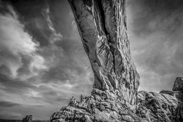 Visitantes escalando el arco en el Parque Nacional Arches - UTAH, USA - 20 DE MARZO DE 2019 —  Fotos de Stock