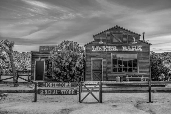 Historische Holzgebäude in Pioneertown in Kalifornien am Abend - CALIFORNIA, USA - 18. MÄRZ 2019 — Stockfoto