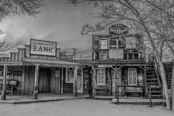 Bangunan kayu bersejarah di Pioneertown, California pada malam hari - CALIFORNIA, Amerika Serikat - MARCH 18, 2019 — Stok Foto