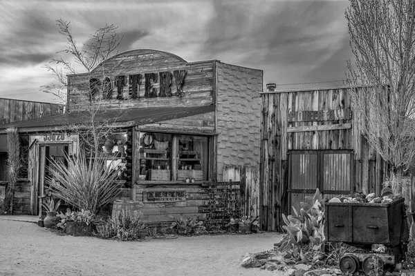 Bâtiments historiques en bois à Pioneertown en Californie dans la soirée - CALIFORNIA, USA - 18 MARS 2019 — Photo