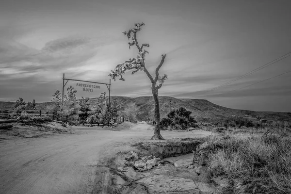 Pioneertown Motel in California in the evening - CALIFORNIA, USA - MARCH 18, 2019 — Stok fotoğraf