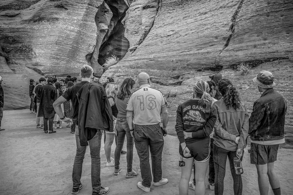 Caminhando no Desfiladeiro do Antílope Superior no Arizona - PAGE, EUA - MARÇO 29, 2019 — Fotografia de Stock